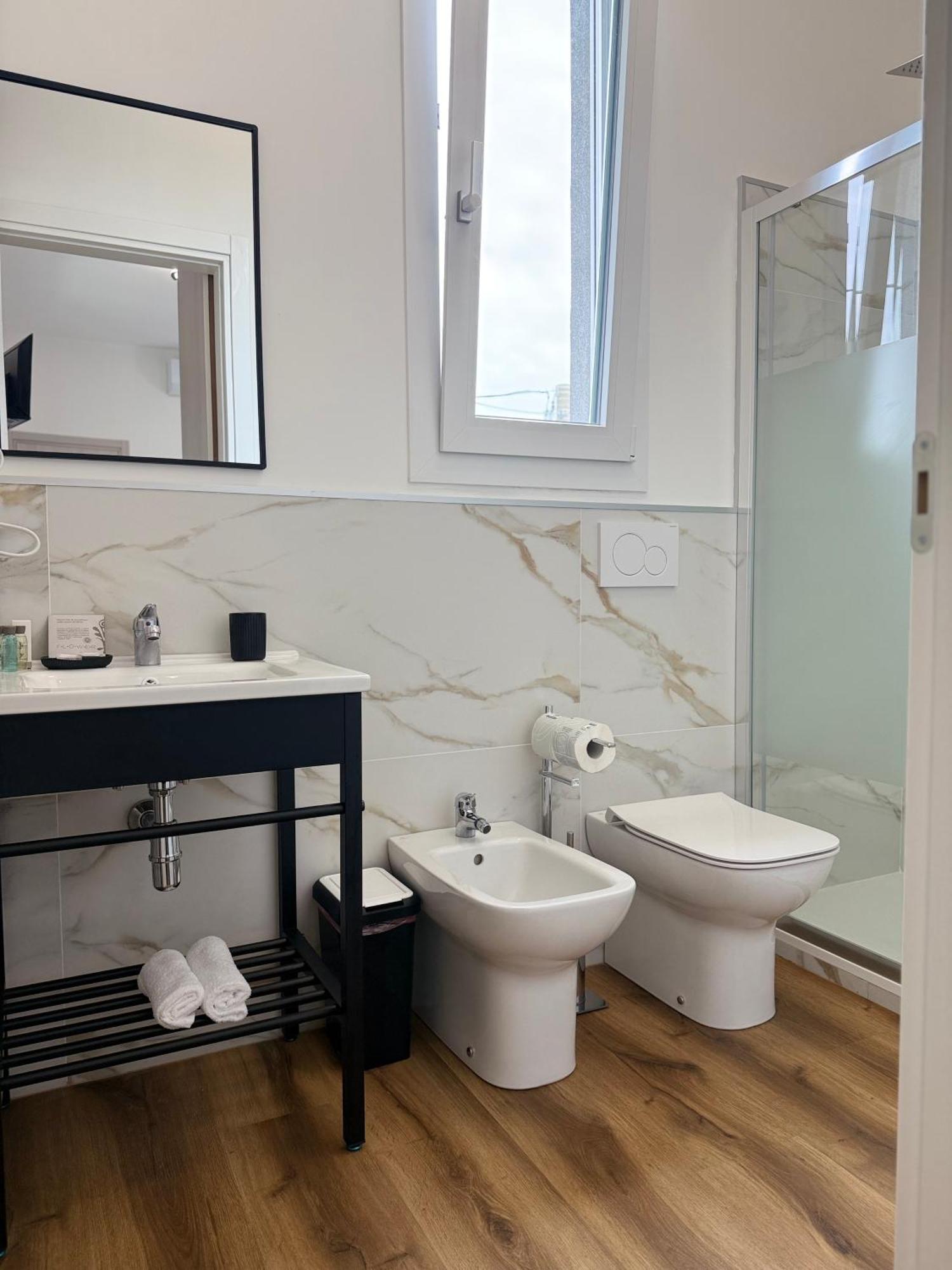Infinity House - Eleganza Moderna Tra Treviso E Venezia Hotel Casier Bilik gambar
